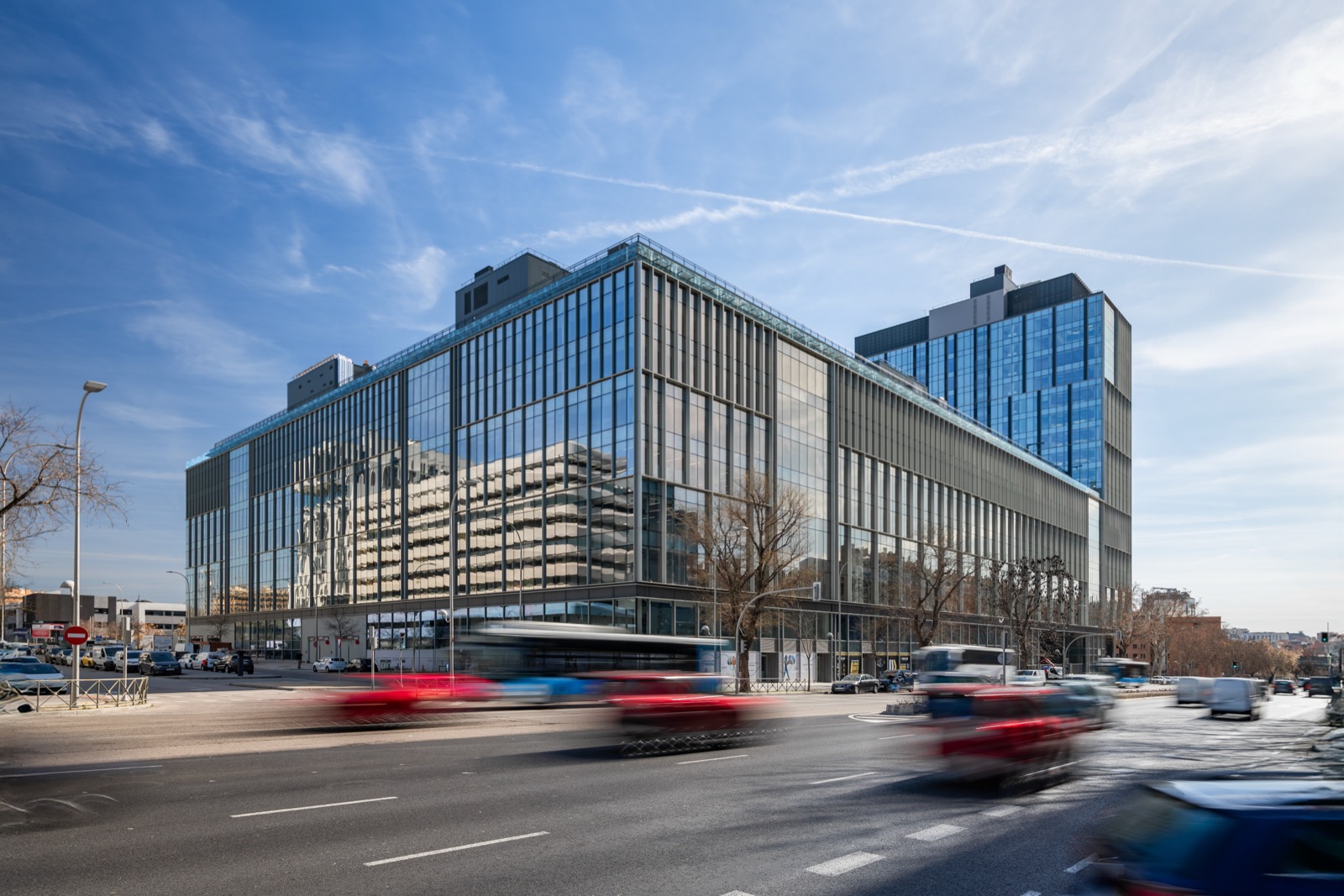 Fachada del complejo de oficinas Madnum en Méndez Álvaro, Madrid